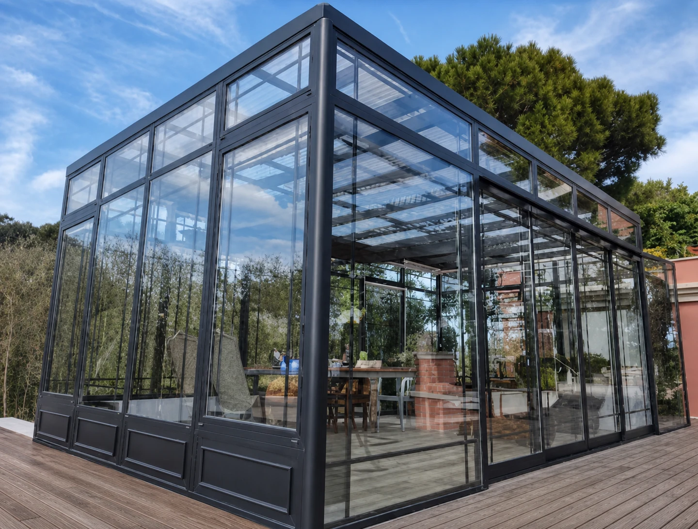 Cerramiento integral de aluminio negro y vidrio sobre una galería